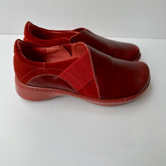 NAOT Slip-ons, EU 37, Narrow; Burgundy. - Picture 3 of 6
